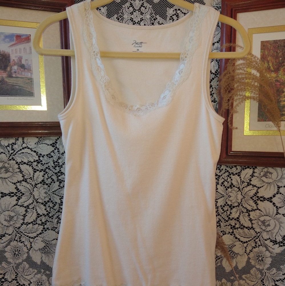 Motto cream ribbed tank top with lace on scoop neck and along bottom sleeveless